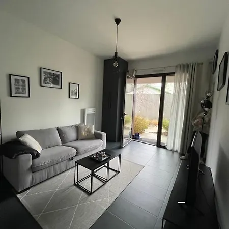 Apartmán T2 Au Rdc Avec Terrasse A 50 M De La Et Du Centre