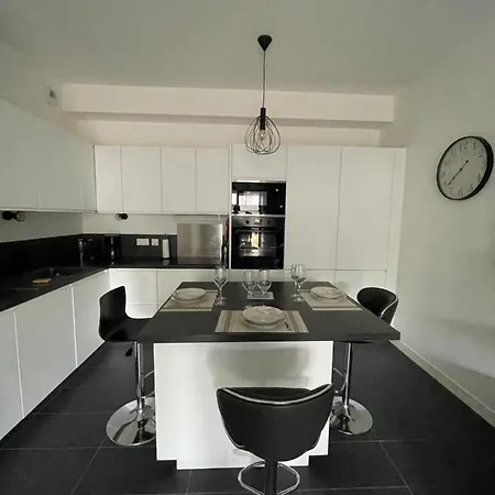 Apartmán T2 Au Rdc Avec Terrasse A 50 M De La Et Du Centre *