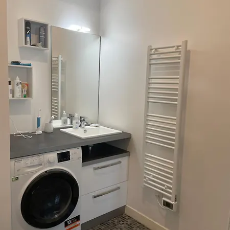 Apartmán T2 Au Rdc Avec Terrasse A 50 M De La Et Du Centre